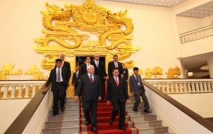 Panama President Martinelli returns from Vietnam to sign law repealing land sales in Colon